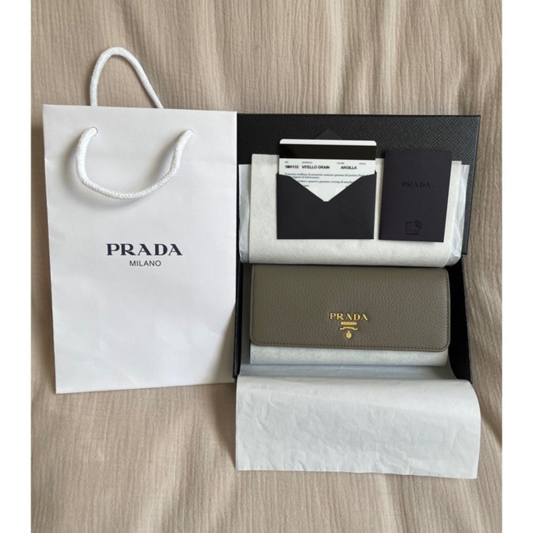 PRADA(プラダ)のレア色　プラダ　長財布　グレー　グレージュ　くすみカラー　人気色 レディースのファッション小物(財布)の商品写真