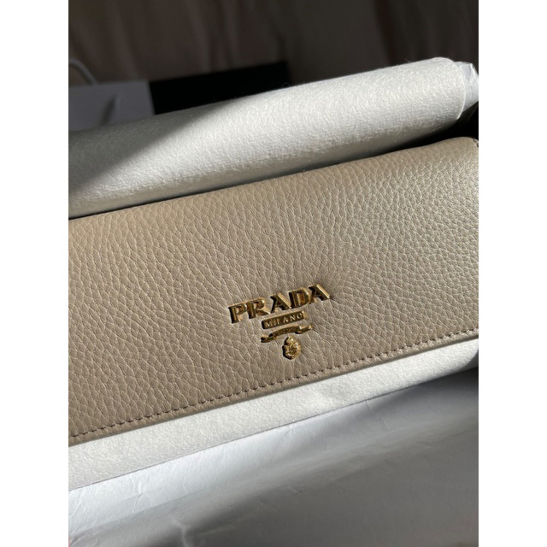 PRADA(プラダ)のレア色　プラダ　長財布　グレー　グレージュ　くすみカラー　人気色 レディースのファッション小物(財布)の商品写真