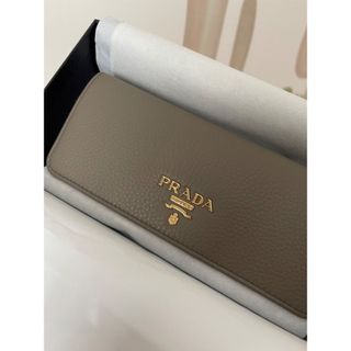 プラダ(PRADA)のレア色　プラダ　長財布　グレー　グレージュ　くすみカラー　人気色(財布)