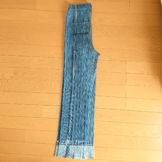 PLEATS PLEASE ISSEY MIYAKE(プリーツプリーズイッセイミヤケ)のデニム風 パンツ(美品) レディースのパンツ(デニム/ジーンズ)の商品写真