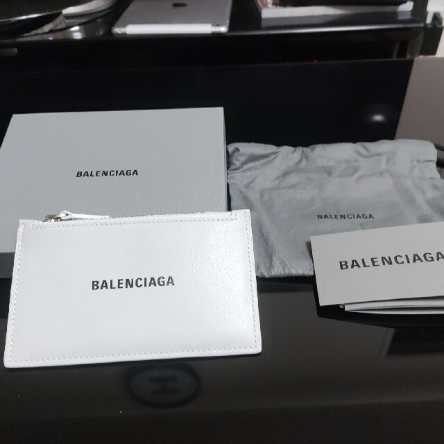 BALENCIAGA、新品✨✨ホワイトフラグメントケース付属品全て????