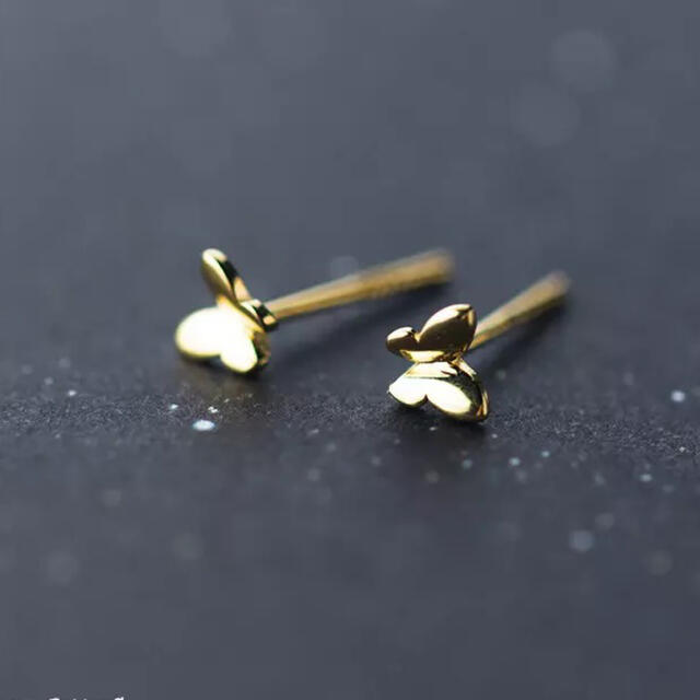 AHKAH - バタフライ ミニピアス ゴールド 蝶々 シンプルの通販 AHKAH - バタフライ ミニピアス ゴールド 蝶々 シンプルの通販