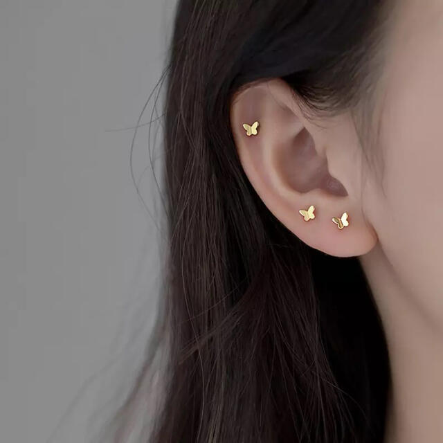 AHKAH - バタフライ ミニピアス ゴールド 蝶々 シンプルの通販 AHKAH - バタフライ ミニピアス ゴールド 蝶々 シンプルの通販