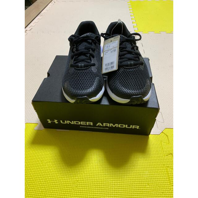 UNDER ARMOUR(アンダーアーマー)の アンダーアーマー UAチャージド パスート2 ビッグロゴ レディースシューズ レディースの靴/シューズ(スニーカー)の商品写真