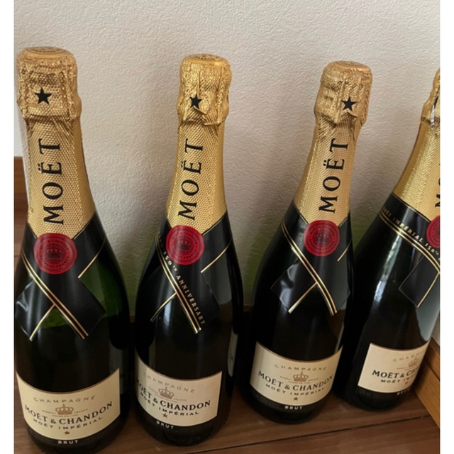 MOËT & CHANDON(モエエシャンドン)の【正規品・新品】モエシャンドン750ml x4本　箱無し　値下げ交渉承ります。 食品/飲料/酒の酒(シャンパン/スパークリングワイン)の商品写真