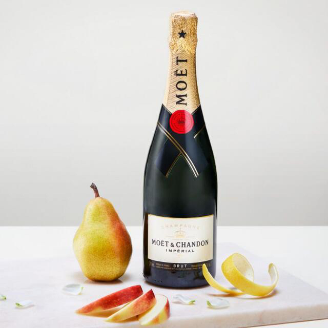 MOËT & CHANDON(モエエシャンドン)の【正規品・新品】モエシャンドン750ml x4本　箱無し　値下げ交渉承ります。 食品/飲料/酒の酒(シャンパン/スパークリングワイン)の商品写真