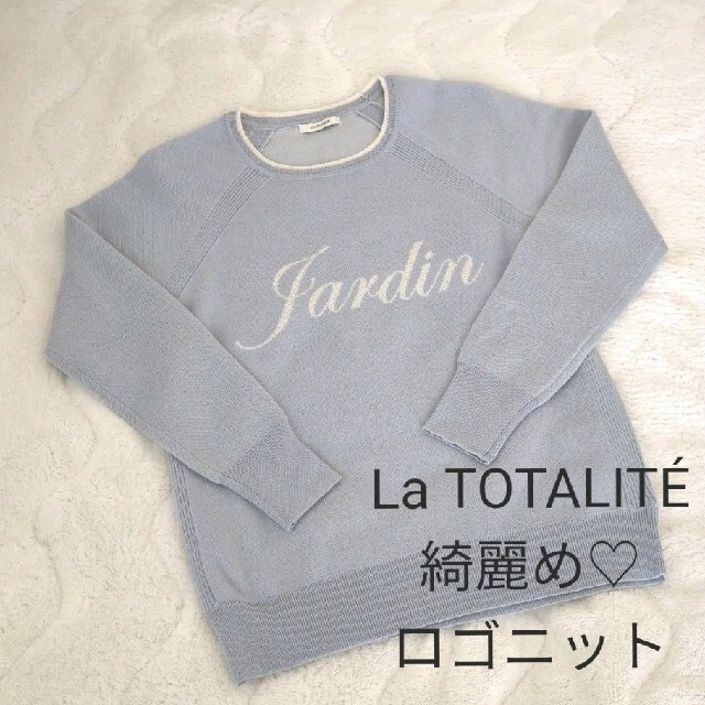 La TOTALITE(ラトータリテ)のトータリテLa TOTALITEくすみ系グレーブルーロゴ入りニット　スウェット レディースのトップス(ニット/セーター)の商品写真