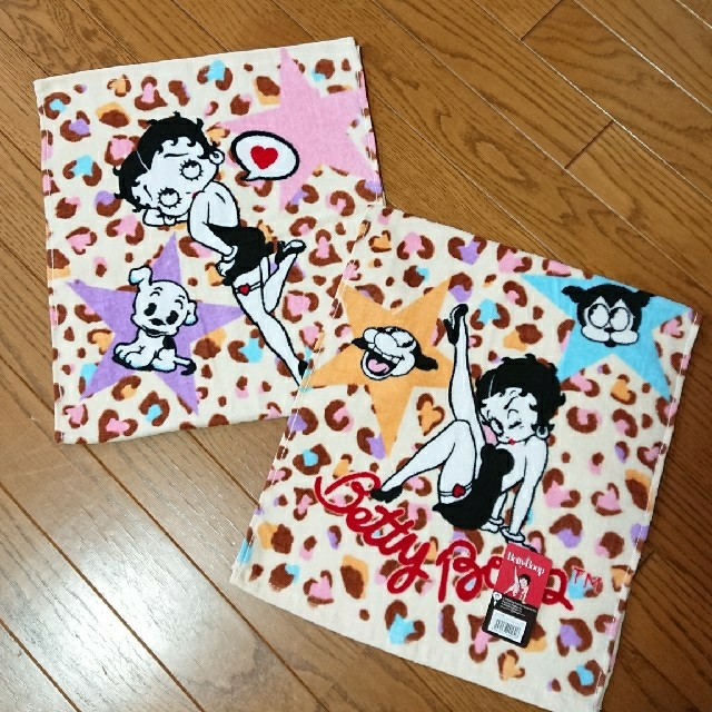 Betty Boop(ベティブープ)の【新品】BettyBoop ベティちゃん フェイスタオル ヒョウ柄 2枚セット インテリア/住まい/日用品の日用品/生活雑貨/旅行(タオル/バス用品)の商品写真