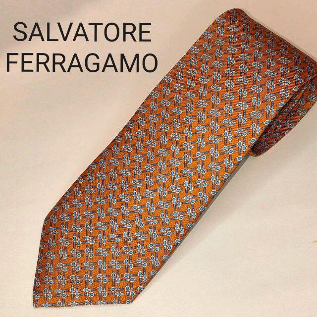 Salvatore Ferragamo(サルヴァトーレフェラガモ)の【ppk様専用】フェラガモ 高級ネクタイ タグ付き キャロットオレンジ ベルト柄 レディースのファッション小物(ネクタイ)の商品写真