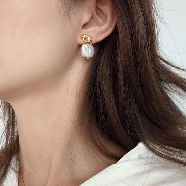 ZARA(ザラ)の淡水パール ノットピアス ゴールド 結び目ピアス バロックパール 真珠　シンプル レディースのアクセサリー(ピアス)の商品写真