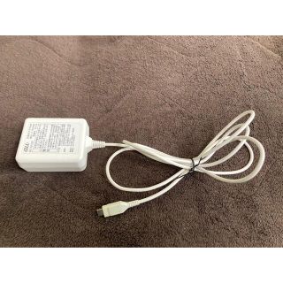 エーユー(au)の共通ＡＣアダプタ05（Micro USB TypeB)高速充電(バッテリー/充電器)