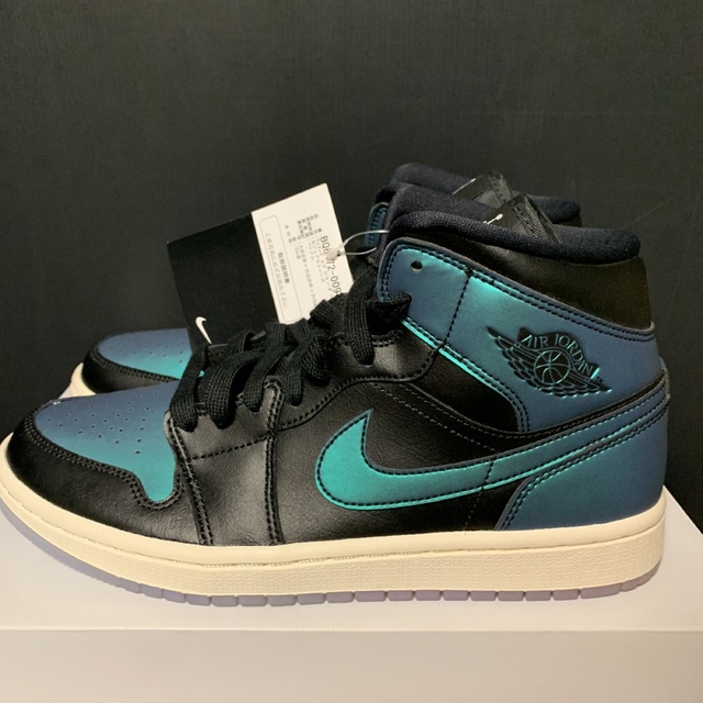 NIKE(ナイキ)のAIR JORDAN 1 MID  IRIDESCENT メンズの靴/シューズ(スニーカー)の商品写真