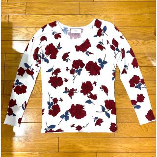 アズールバイマウジー(AZUL by moussy)のAZUL 花柄　Vネック　トップス(カットソー(長袖/七分))