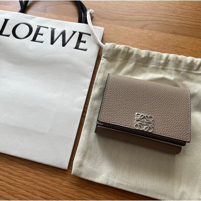 LOEWE(ロエベ)の【新品未使用】LOEWE / アナグラムトリフォルド6ccウォレット sand レディースのファッション小物(財布)の商品写真