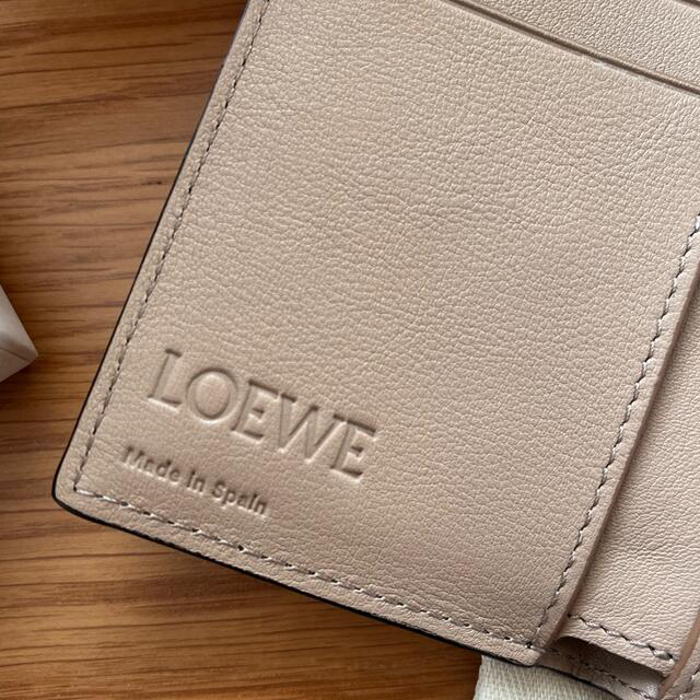 LOEWE(ロエベ)の【新品未使用】LOEWE / アナグラムトリフォルド6ccウォレット sand レディースのファッション小物(財布)の商品写真