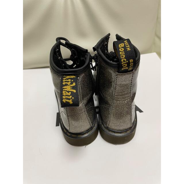 Dr.Martens(ドクターマーチン)のドクターマーチン　キッズ　ブーツ　シルバー　ラメ　グレー　子供 キッズ/ベビー/マタニティのキッズ靴/シューズ(15cm~)(ブーツ)の商品写真