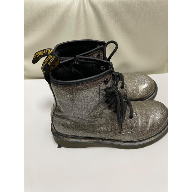 Dr.Martens(ドクターマーチン)のドクターマーチン　キッズ　ブーツ　シルバー　ラメ　グレー　子供 キッズ/ベビー/マタニティのキッズ靴/シューズ(15cm~)(ブーツ)の商品写真