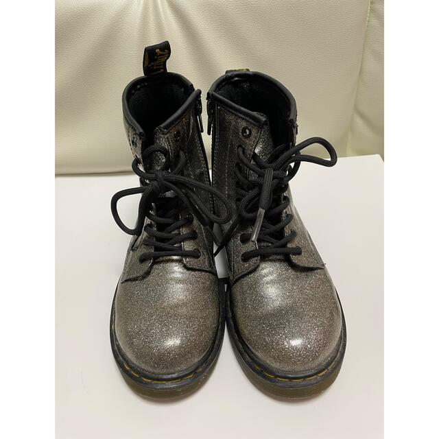 Dr.Martens(ドクターマーチン)のドクターマーチン　キッズ　ブーツ　シルバー　ラメ　グレー　子供 キッズ/ベビー/マタニティのキッズ靴/シューズ(15cm~)(ブーツ)の商品写真