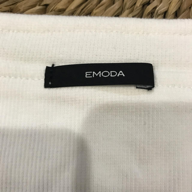 EMODA(エモダ)のEMODA❤ฺ︎オフショルダーホワイト レディースのトップス(カットソー(半袖/袖なし))の商品写真