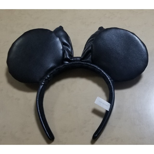 Disney(ディズニー)のディズニーdisney 黒レザー調スタッズ付き　カチューシャ レディースのヘアアクセサリー(カチューシャ)の商品写真
