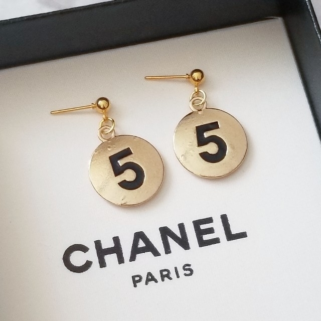 CHANEL(シャネル)のNo.5 ラウンドチャームピアス/BLACK ハンドメイドのアクセサリー(ピアス)の商品写真