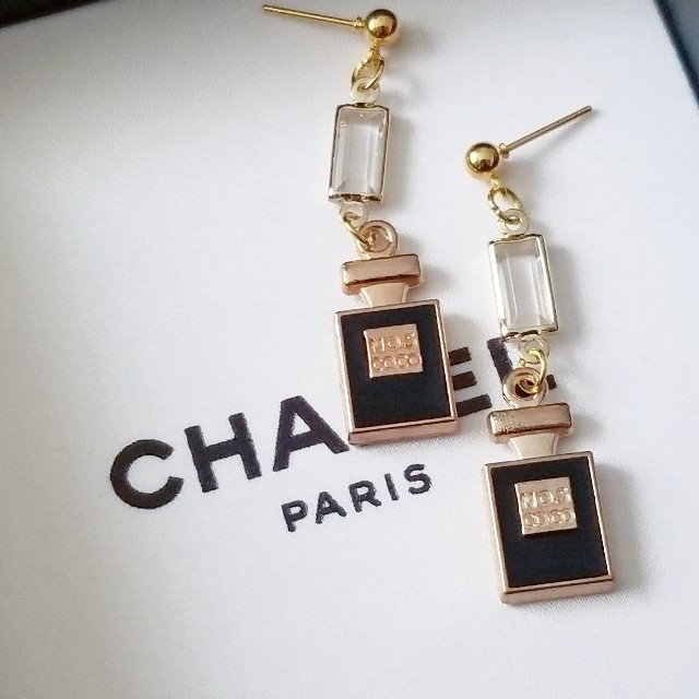 CHANEL(シャネル)のNo.5パフューム/ストーンピアス/BLACK ハンドメイドのアクセサリー(ピアス)の商品写真