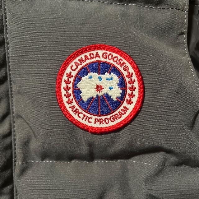 CANADA GOOSE(カナダグース)のカナダグース ダウン ベスト キッズ S キッズ/ベビー/マタニティのキッズ服男の子用(90cm~)(ジャケット/上着)の商品写真