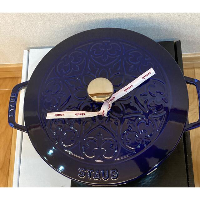 STAUB(ストウブ)のレア限定【新品未使用】staub フレンチオーブン 24cm Lily インテリア/住まい/日用品のキッチン/食器(鍋/フライパン)の商品写真