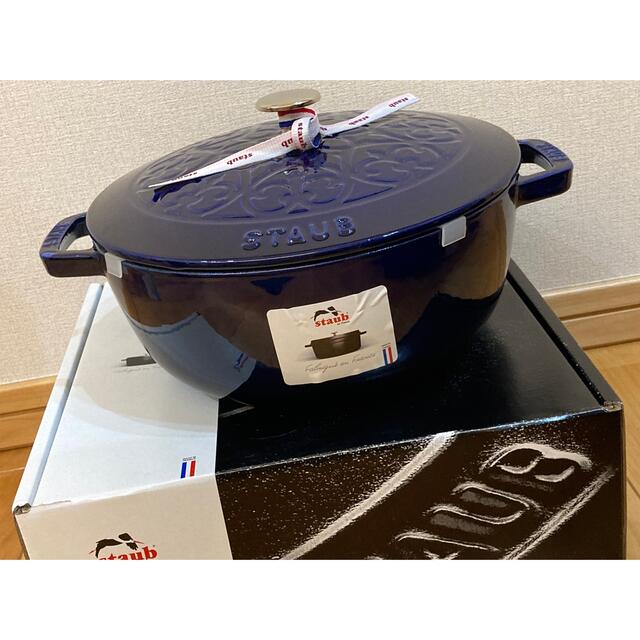 STAUB(ストウブ)のレア限定【新品未使用】staub フレンチオーブン 24cm Lily インテリア/住まい/日用品のキッチン/食器(鍋/フライパン)の商品写真