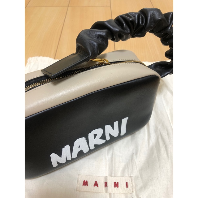 Marni(マルニ)のMARNI　マルニ　バッグ　ギャザーハンドルバッグ　ロゴバッグ レディースのバッグ(ハンドバッグ)の商品写真