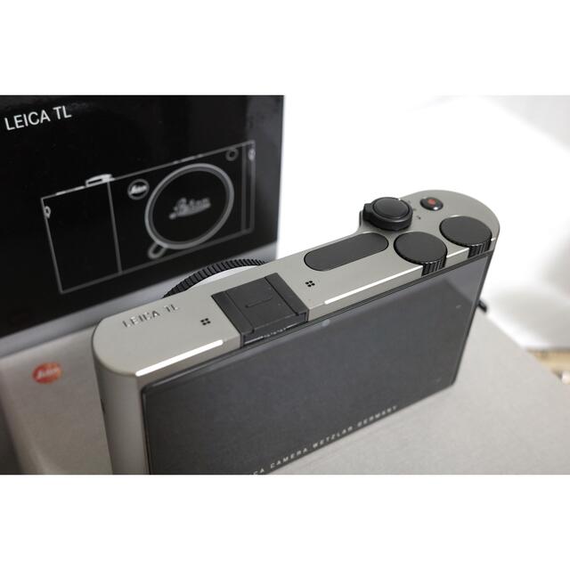 LEICA(ライカ)の【美品|保証1年残】LEICA TLチタン / A&A ボディケース付 スマホ/家電/カメラのカメラ(ミラーレス一眼)の商品写真