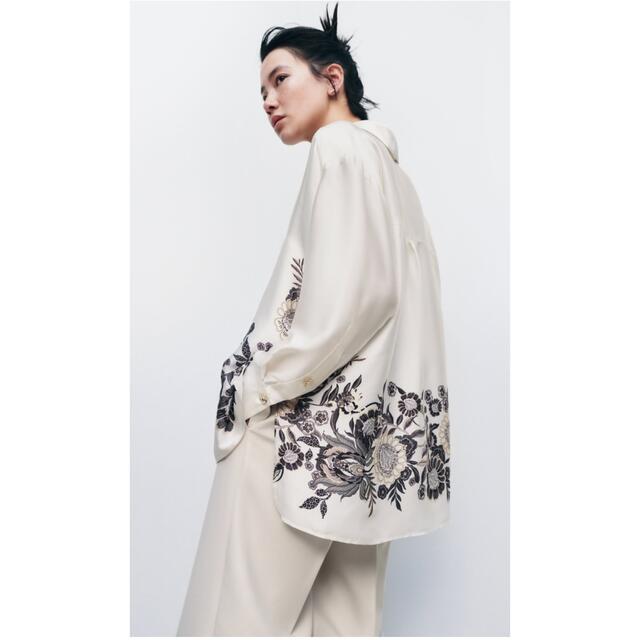 ZARA - 【完売/新品】ZARA プリント柄 サテン仕上げ風 シャツ XS