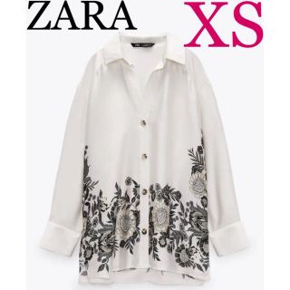 ザラ(ZARA)の【完売/新品】ZARA プリント柄 サテン仕上げ風 シャツ　XS(シャツ)