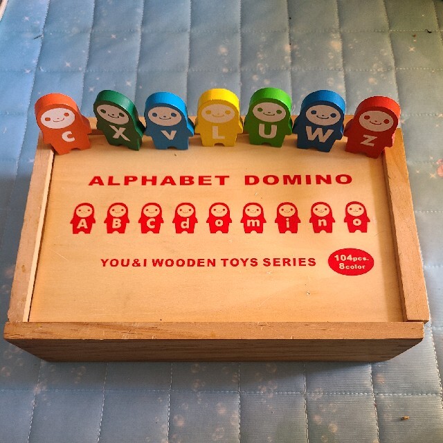 アルファベットドミノ キッズ/ベビー/マタニティのおもちゃ(知育玩具)の商品写真