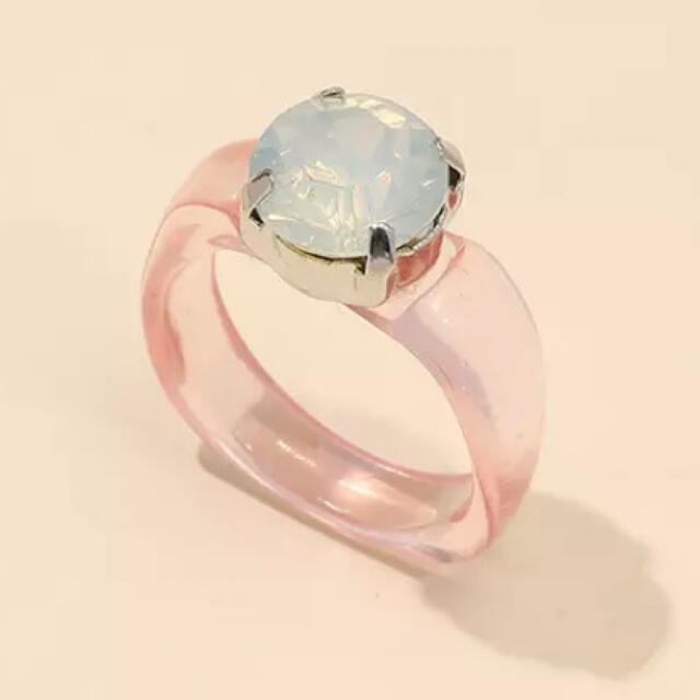 【新品送料無料❗️】アクリルリング クリア ストーン 石 指輪 カラフル ピンク レディースのアクセサリー(リング(指輪))の商品写真