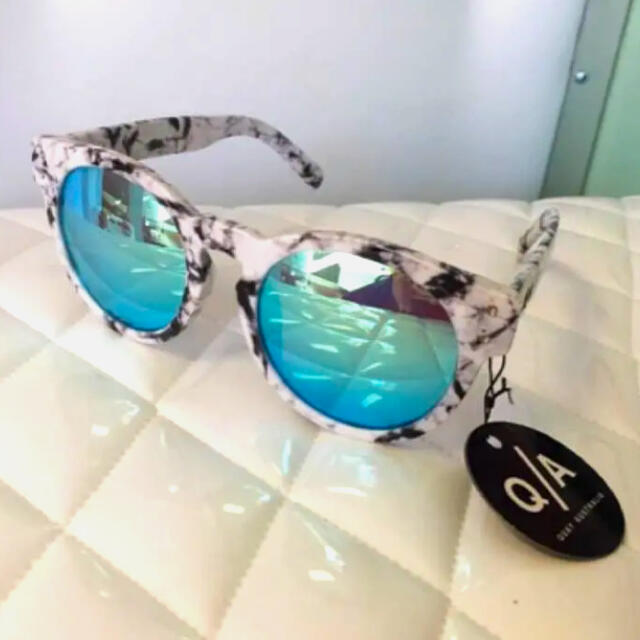 Quay Eyeware Australia(クエイアイウェアオーストラリア)の【新品】QUAY AUSTRALIA SUNGLASSES レディースのファッション小物(サングラス/メガネ)の商品写真