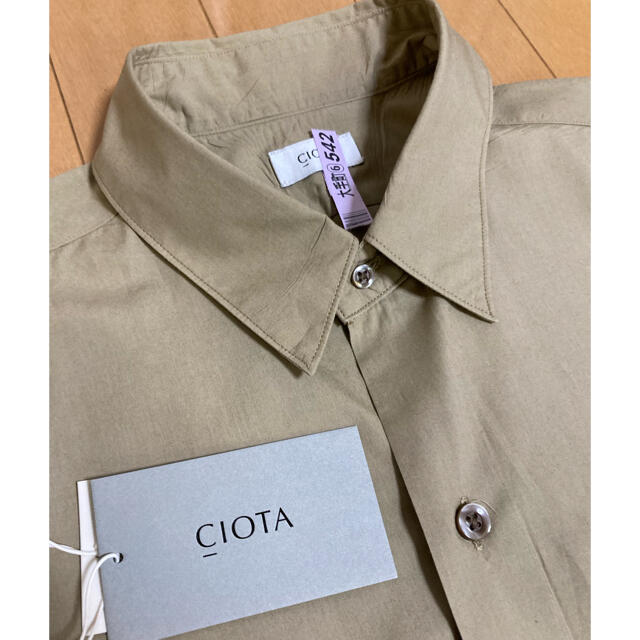 CIOTA シャツ レギュラーカラー ベージュ スビンコットン タイプライター メンズのトップス(シャツ)の商品写真