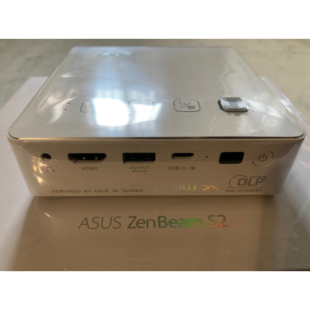 ASUS(エイスース)の値下げ！ASUS ZenBeam S2 (White)未使用　プロジェクター スマホ/家電/カメラのテレビ/映像機器(プロジェクター)の商品写真