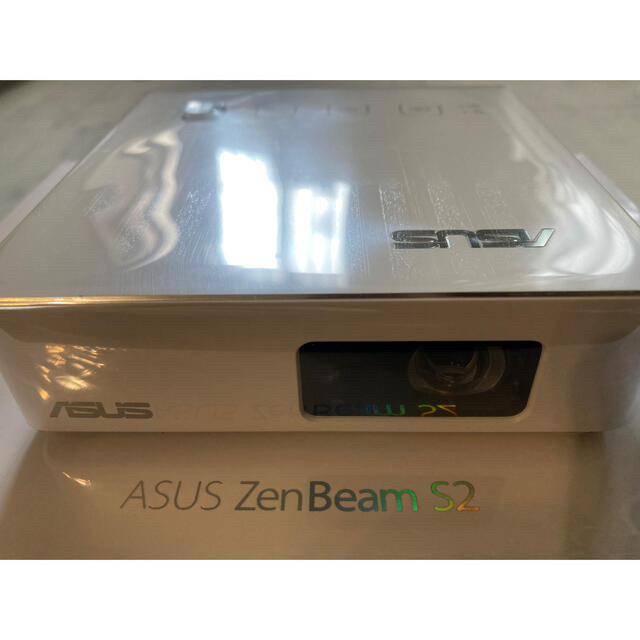 ASUS(エイスース)の値下げ！ASUS ZenBeam S2 (White)未使用　プロジェクター スマホ/家電/カメラのテレビ/映像機器(プロジェクター)の商品写真
