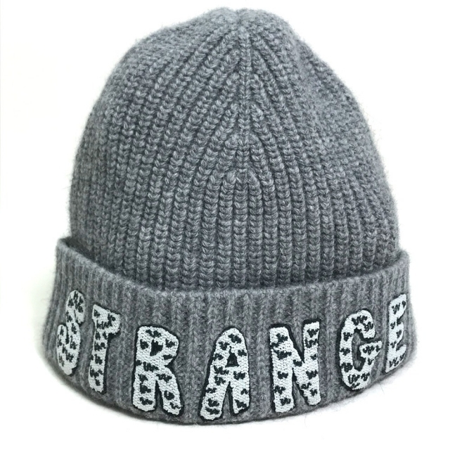 celine(セリーヌ)の未使用 セリーヌ ポップアップ限定 STRANGE 帽子 ニット帽 グレー メンズの帽子(ニット帽/ビーニー)の商品写真