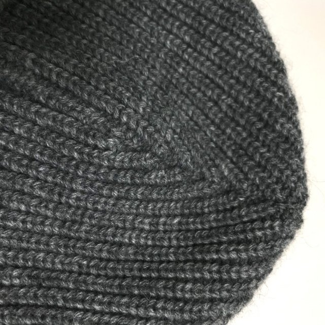 celine(セリーヌ)の未使用 セリーヌ ポップアップ限定 STRANGE 帽子 ニット帽 グレー メンズの帽子(ニット帽/ビーニー)の商品写真