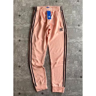 adidas トラックパンツ フレア グレー ピンク