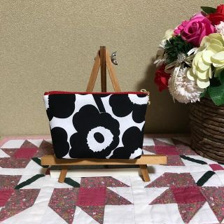 マリメッコ(marimekko)のマリメッコ  生地　ハンドメイド　2022限定カラーミニウニッコ　マチ付きポーチ(ポーチ)