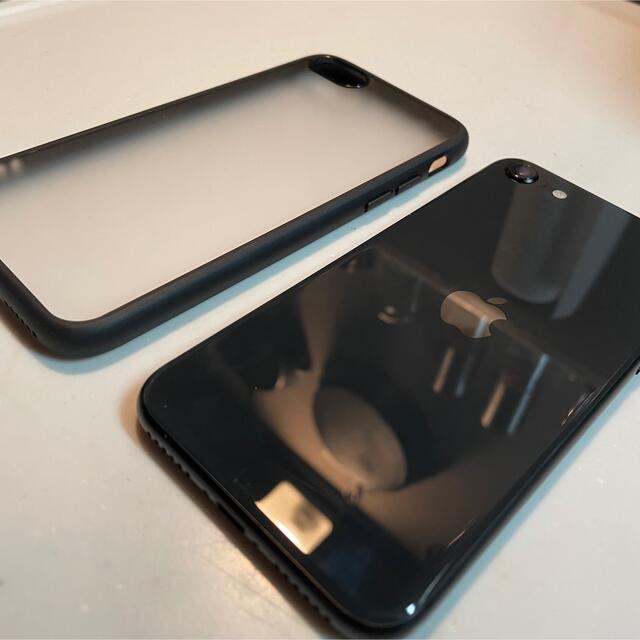 iPhone(アイフォーン)のiphone se2 ブラック 64GB SIMフリー　美品 スマホ/家電/カメラのスマートフォン/携帯電話(スマートフォン本体)の商品写真