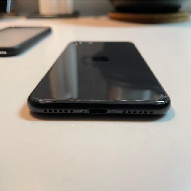 iPhone(アイフォーン)のiphone se2 ブラック 64GB SIMフリー　美品 スマホ/家電/カメラのスマートフォン/携帯電話(スマートフォン本体)の商品写真