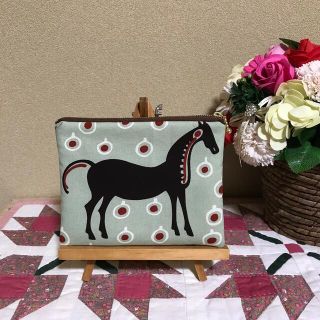 マリメッコ(marimekko)の【訳あり】マリメッコ  生地　ハンドメイド　ムスタタンマ18cmファスナーポーチ(ポーチ)