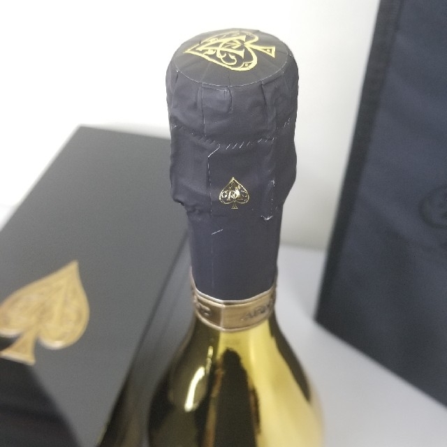 Armand Basi(アルマンドバジ)の新品未開封品‼️ アルマンド ブリニャック ゴールド 750ml 食品/飲料/酒の酒(シャンパン/スパークリングワイン)の商品写真