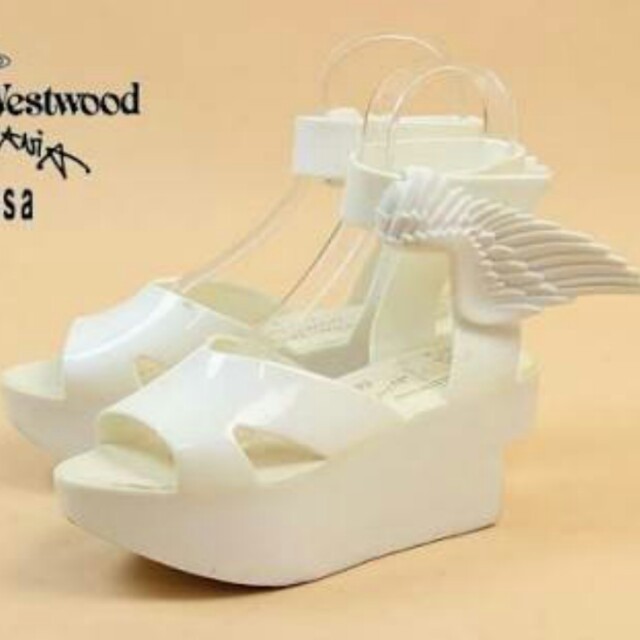 Vivienne Westwood(ヴィヴィアンウエストウッド)のviviennewestwood×melissa ロッキンホースウイング レディースの靴/シューズ(サンダル)の商品写真