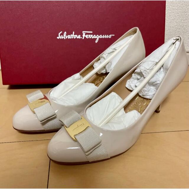 Salvatore Ferragamo(サルヴァトーレフェラガモ)のフェラガモ　ヴァラ　パンプス　ベージュ　アイボリー レディースの靴/シューズ(ハイヒール/パンプス)の商品写真