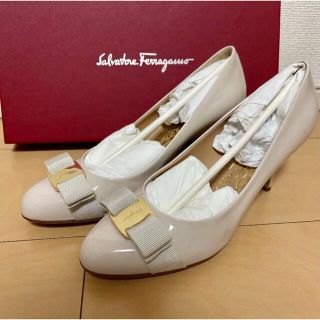 サルヴァトーレフェラガモ(Salvatore Ferragamo)のフェラガモ　ヴァラ　パンプス　ベージュ　アイボリー(ハイヒール/パンプス)